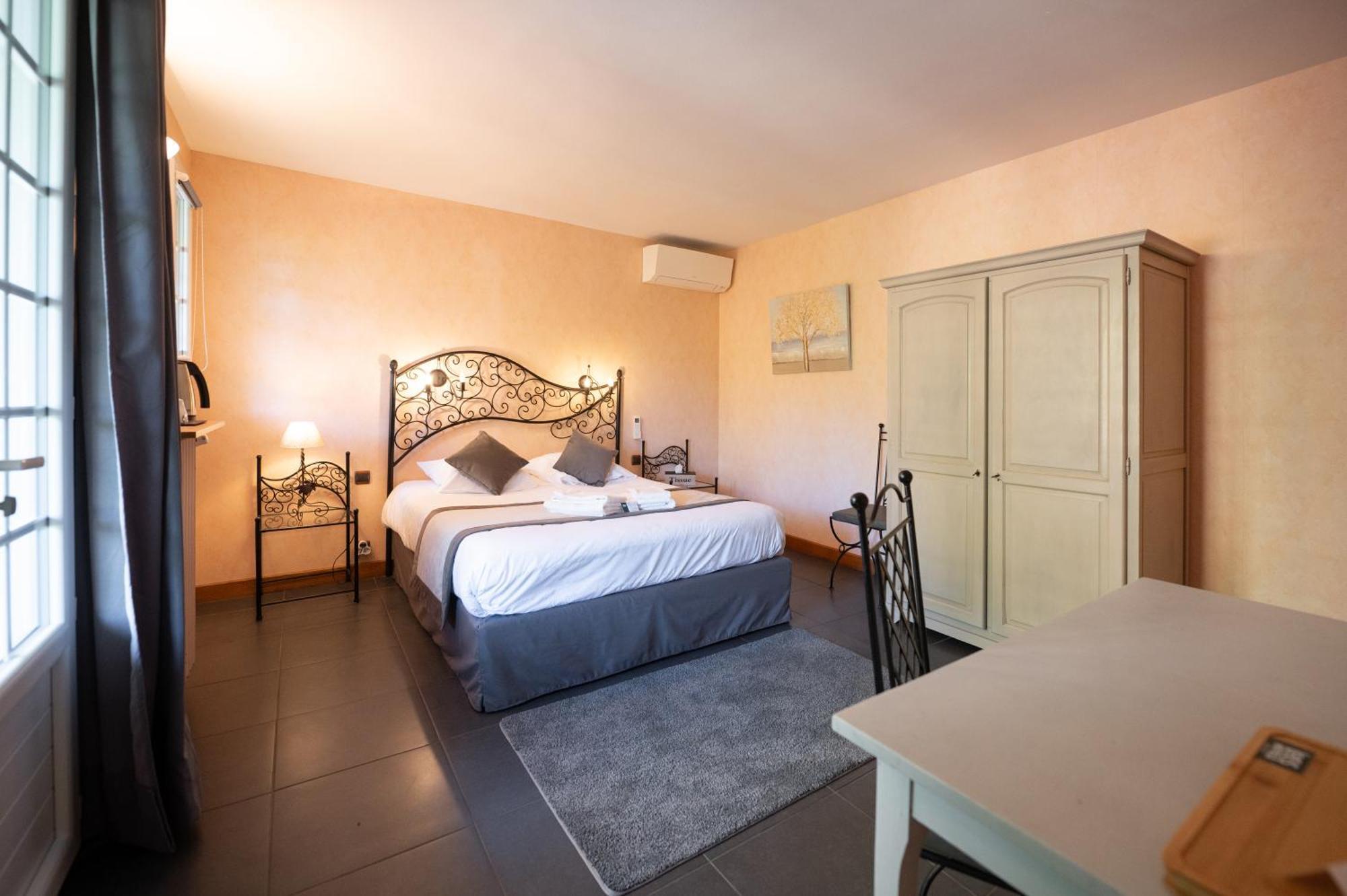 Logis Hotels - Hotel Restaurant Domaine Les Falaises مارتيل الغرفة الصورة