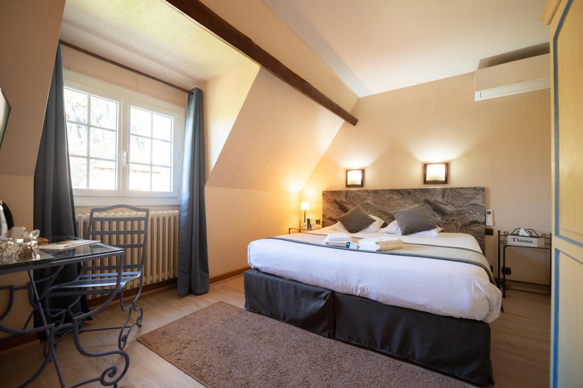 Logis Hotels - Hotel Restaurant Domaine Les Falaises مارتيل الغرفة الصورة
